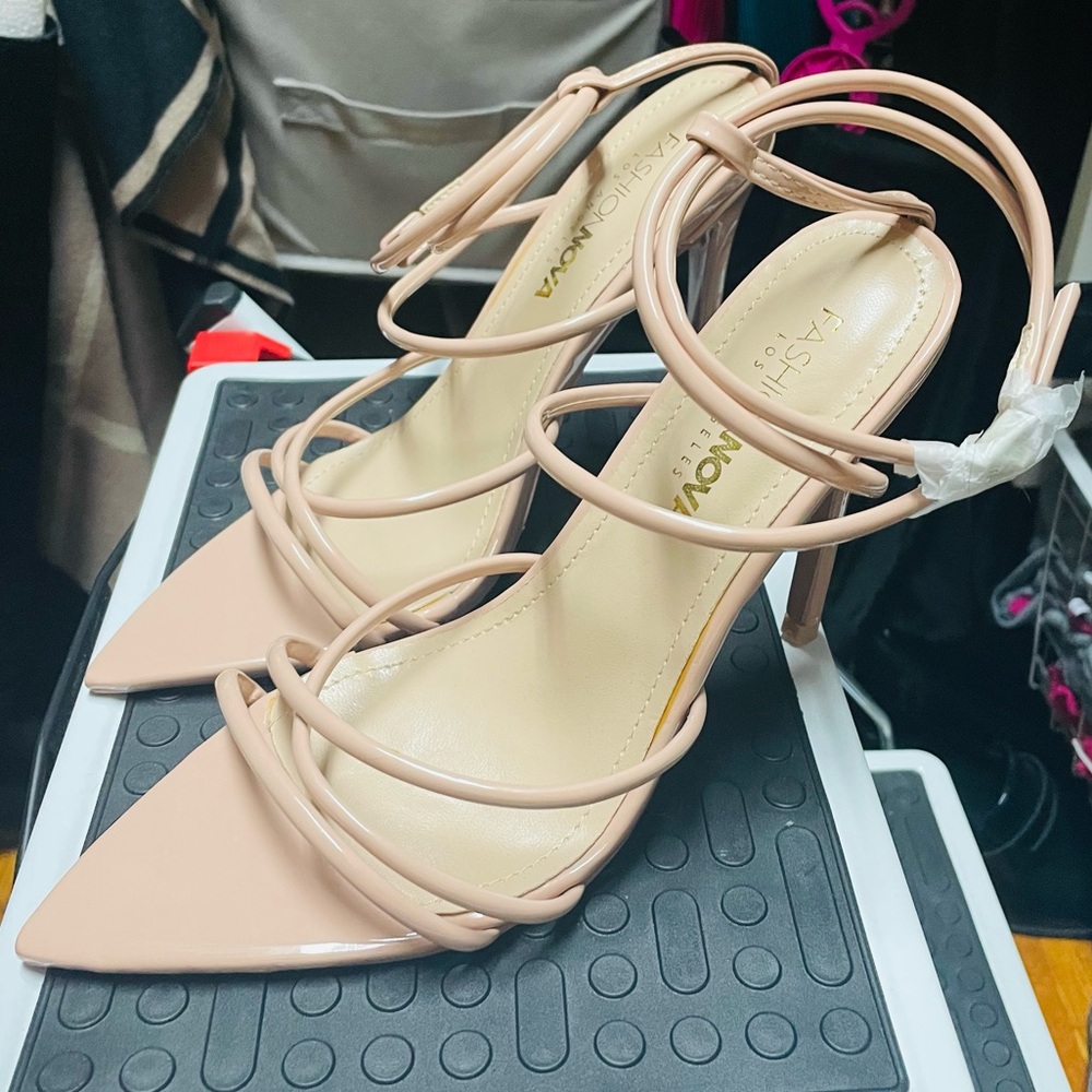 NWOT-Beautiful Strappy Sandals-Mauve colored